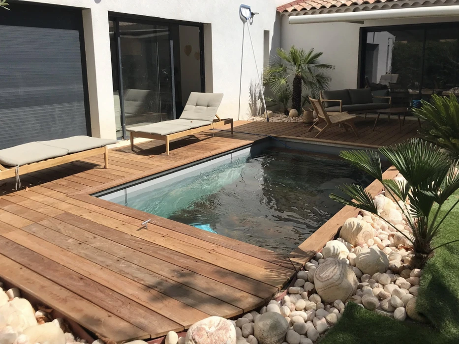 Terrasse extérieure moderne avec piscine rectangulaire semi-enterrée entourée de platelage bois