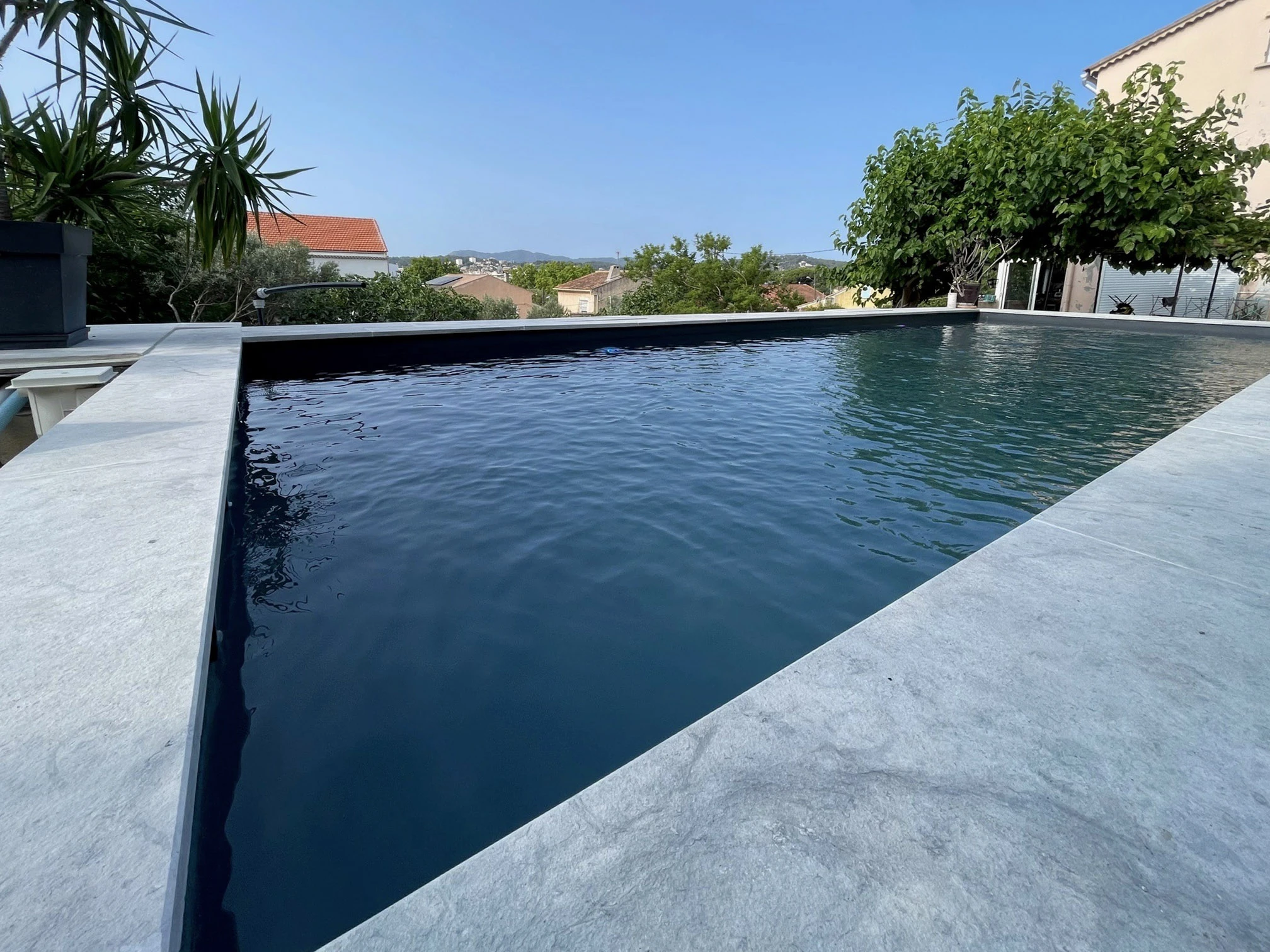 Piscine hors-sol ronde installée dans jardin résidentiel méditerranéen