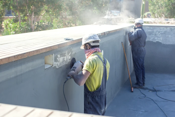 Piscine avec eau bleue par beau temps