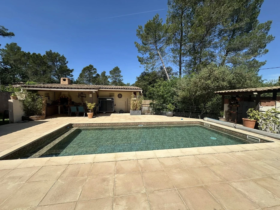 Espace extérieur résidentiel avec piscine rectangulaire aux eaux turquoise