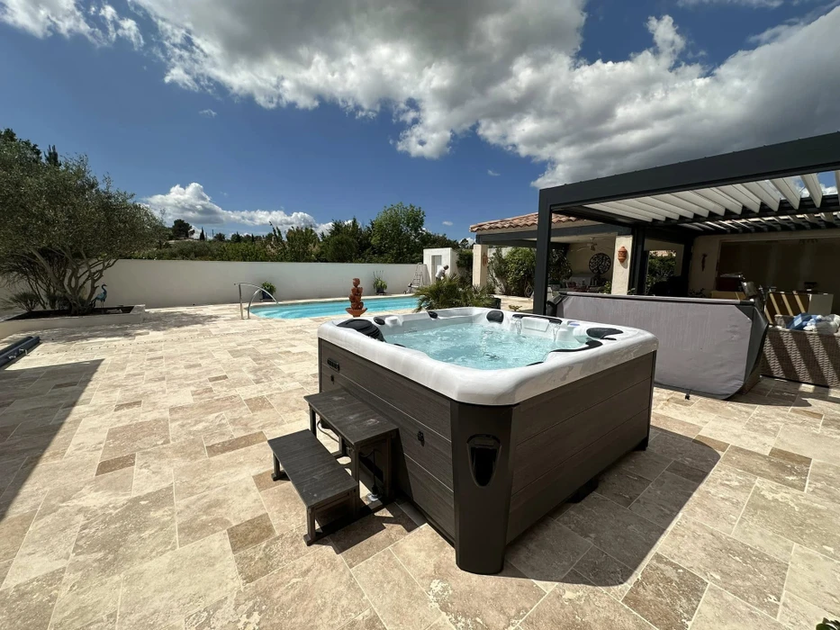 Piscine extérieure moderne avec escalier intégré en béton, finition lisse gris clair