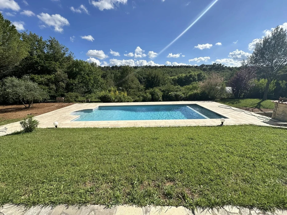 Piscine extérieure rectangulaire en cours de finition dans jardin résidentiel en terrasse