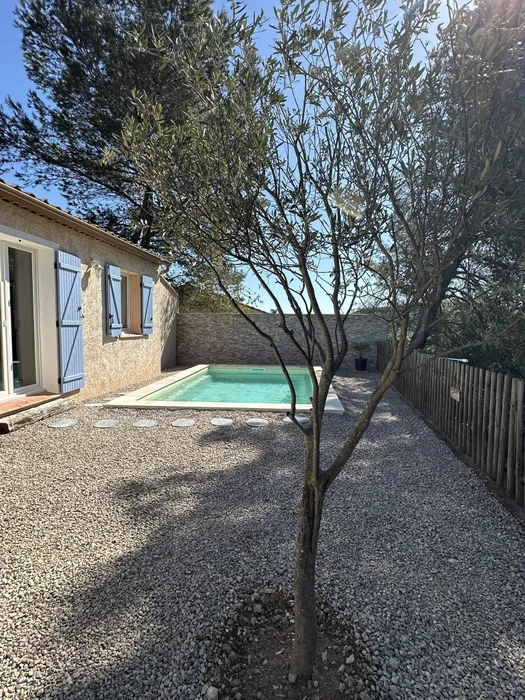 Scène extérieure de piscine résidentielle avec terrasse en bois composite