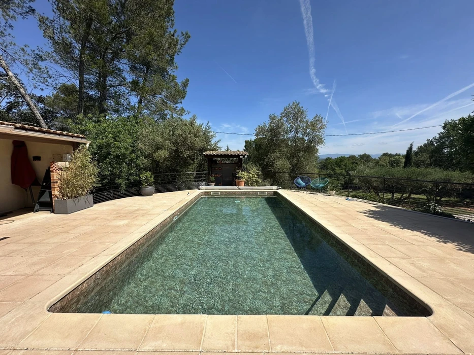 design de piscine dans une résidence moderne