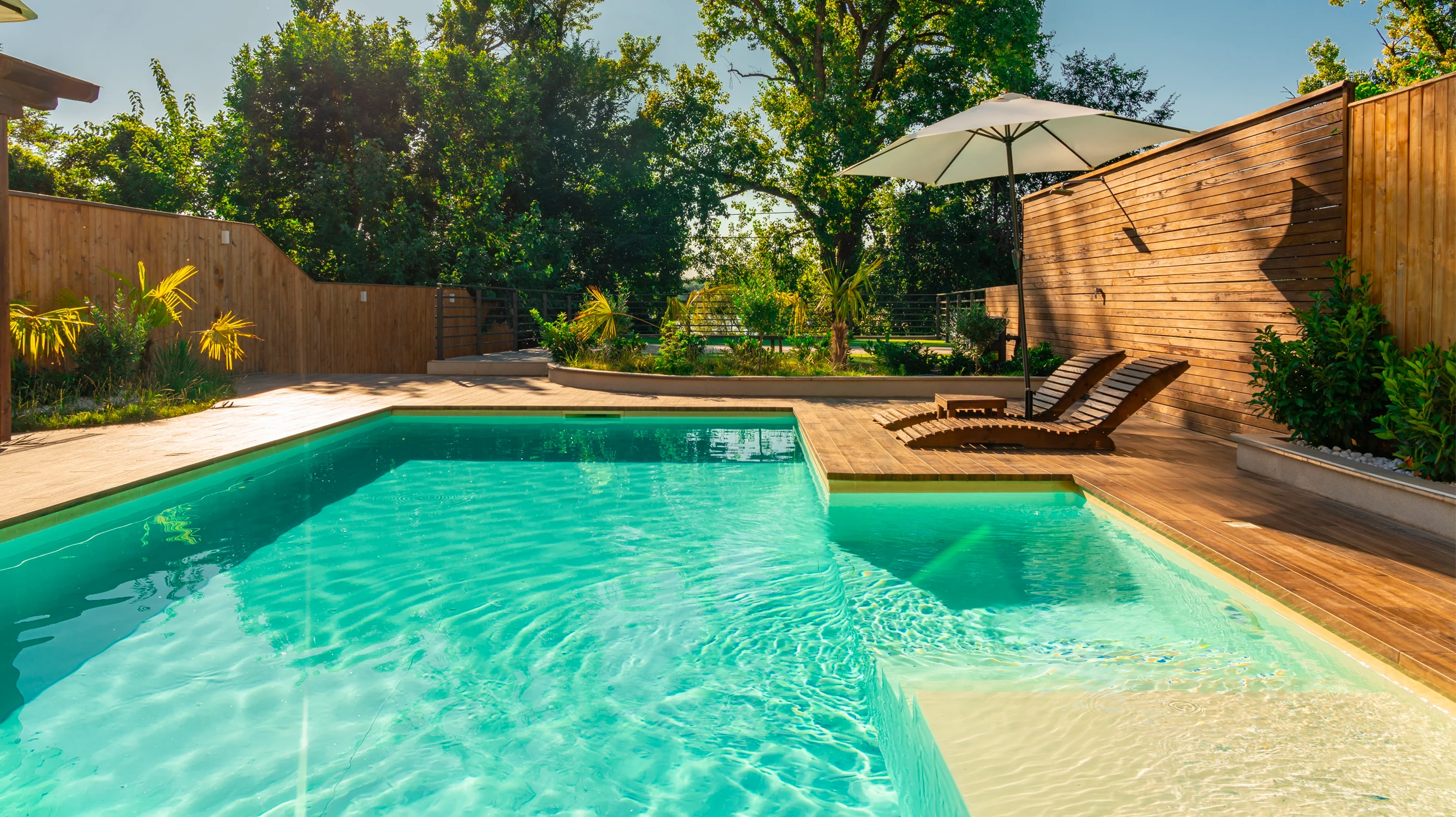 Piscine extérieure avec eau cristalline turquoise sous soleil éclatant