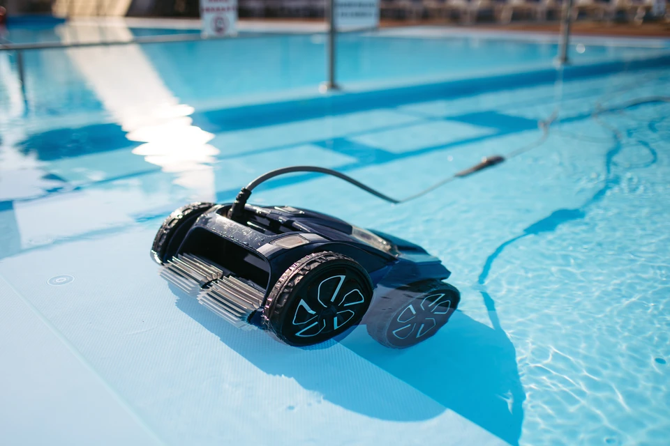 Une jeune fille se détend dans un jardin d'été sur un transat en chaise longue sur l'herbe, une femme lisant un livre à l'extérieur dans un parc verdoyant le week-end, vue aérienne sur les drones d'en haut