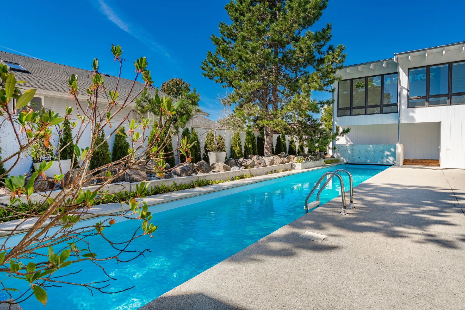 Scène extérieure tropicale avec femme en bikini bleu et chapeau de paille relaxant dans piscine à débordement