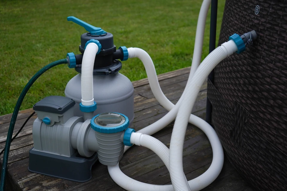 Scène extérieure d'entretien de piscine avec aspirateur automatique en fonctionnement