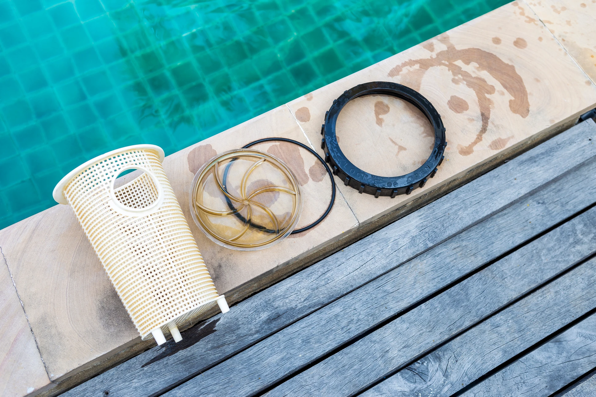 Piscine résidentielle avec aspirateur automatique de piscine en fonctionnement