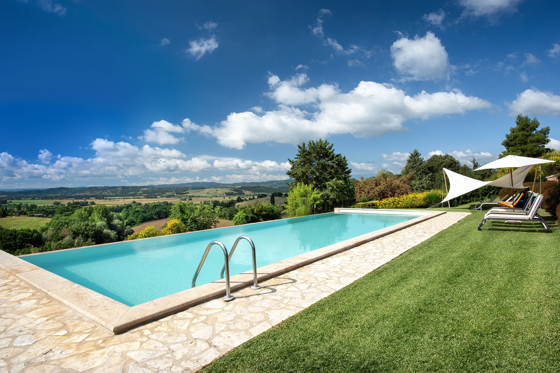 plombier Professionnel réparant un évier de salle de bain à l'aide d'une pince à pompe à eau