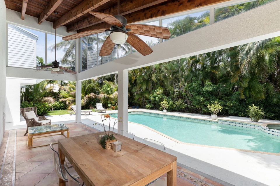 Propriété résidentielle luxueuse avec piscine éclairée au crépuscule